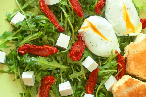 Салат с рукколой, яйцом-пашот и вялеными помидорами