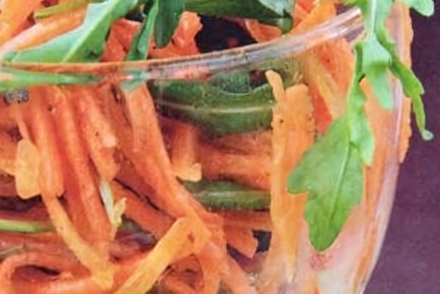 Салат с рукколой, морковью, огурцом, зелёным луком и семечками