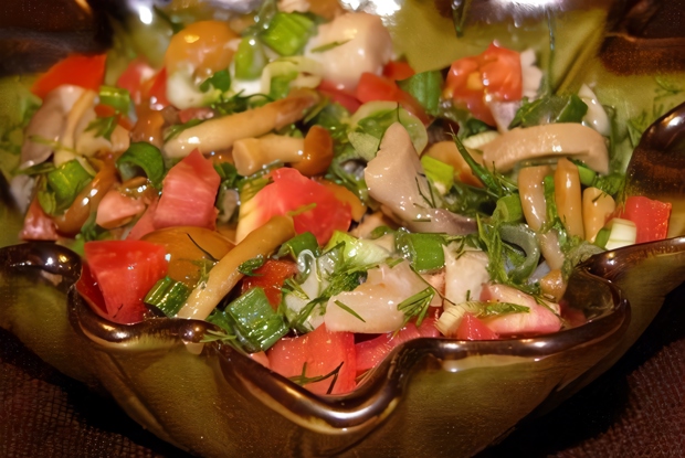 Салат с солеными грибами и свежими помидорами