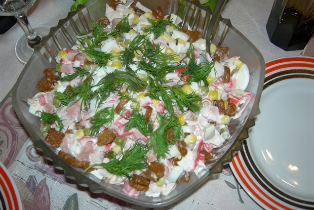 Салат с сухариками и колбасками