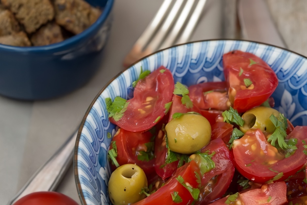 Салат сальса с помидорами и зелеными оливками