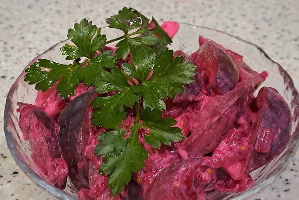 Салат со свеклы со сливами и яблоками