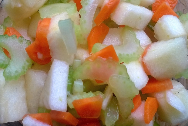 Сельдереевый салат с яблоком, морковью и мятой