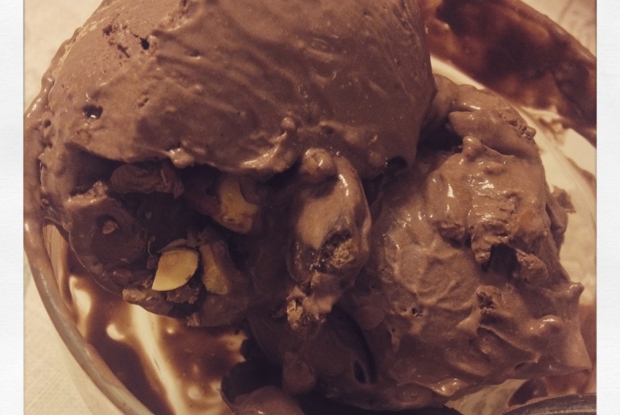 Шоколадно-ореховое мороженое