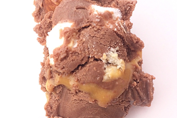 Шоколадное мороженое с маршмэллоу, миндалем и карамельной прослойкой