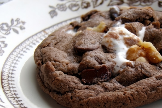Шоколадное печенье с шоколадной крошкой и маршмеллоу