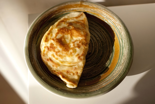 Сырная лепешка с базиликом