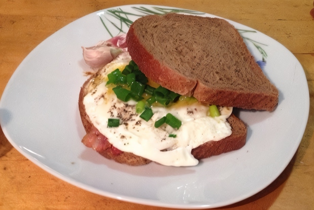 Сэндвич с беконом, яйцом и сливочным сыром