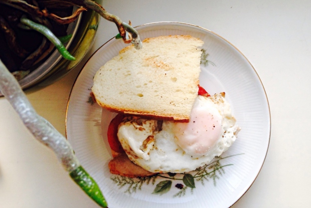 Сэндвич с яичницей, бужениной и помидорами