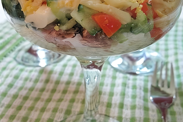 Слоеный салат с тунцом и сыром