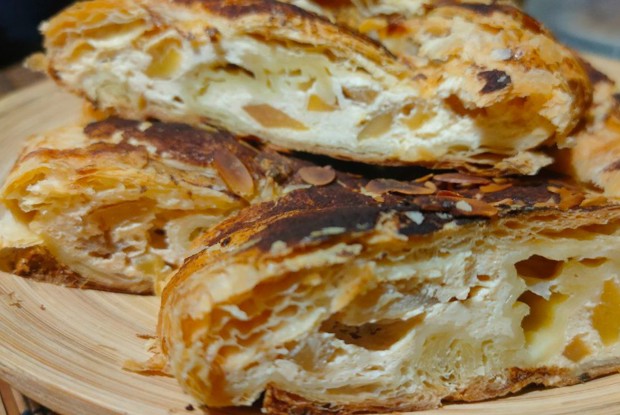 Слоеный рулет с творогом и яблоками