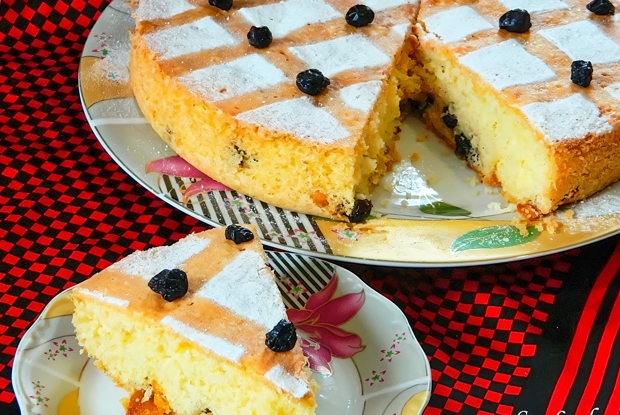 Смородиновый пирог с кусочками манго