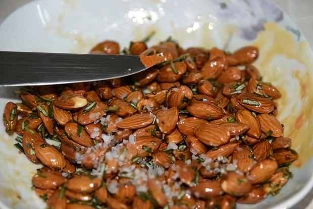 Соленые орешки с травами от Джейми Оливера