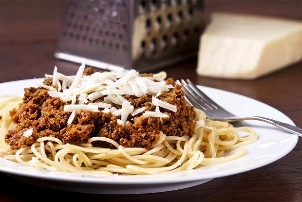 Спагетти болоньезе с пармезаном