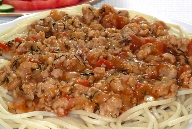 Спагетти под соусом болоньезе с итальянскими травами