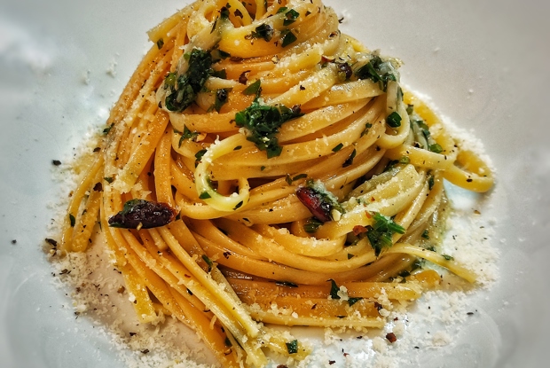 Спагетти с чили, петрушкой и лимоном