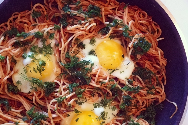 Спагетти с яйцами и томатным соусом