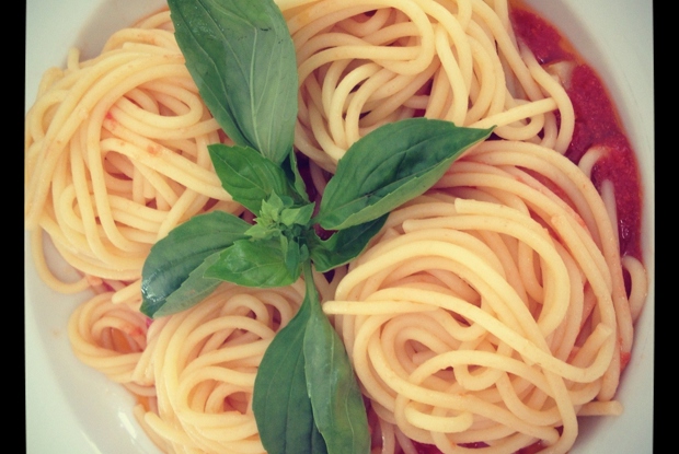 Спагетти с помидорами черри и базиликом