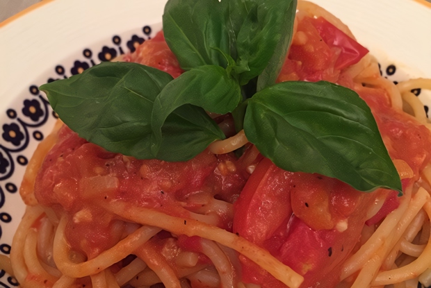 Спагетти с помидором и базиликом