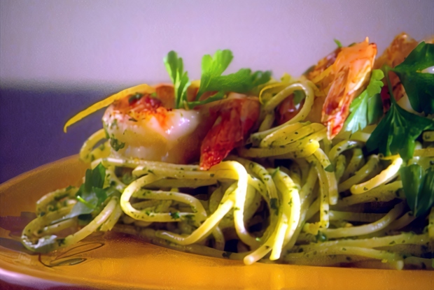Спагетти с соусом песто из рукколы и королевскими  креветками