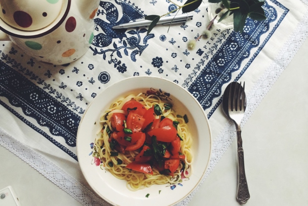 Спагетти с томатами и черемшой
