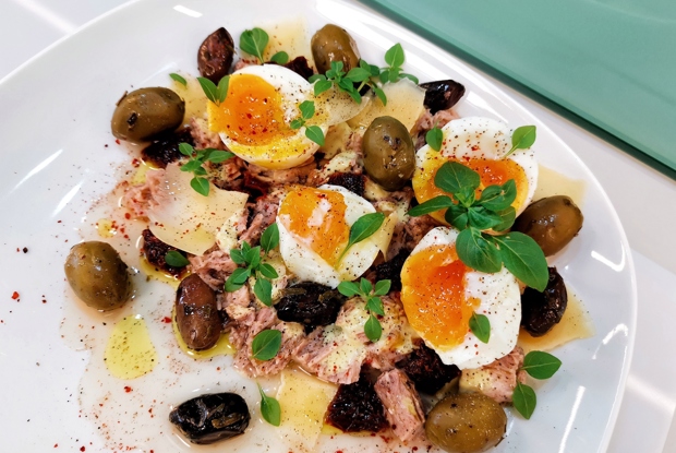 Средиземноморский салат с тунцом и яйцами