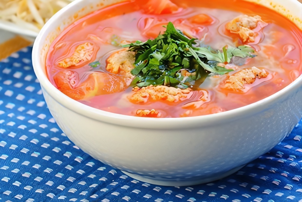 Суп из баранины с горохом, фрикадельками и томатом