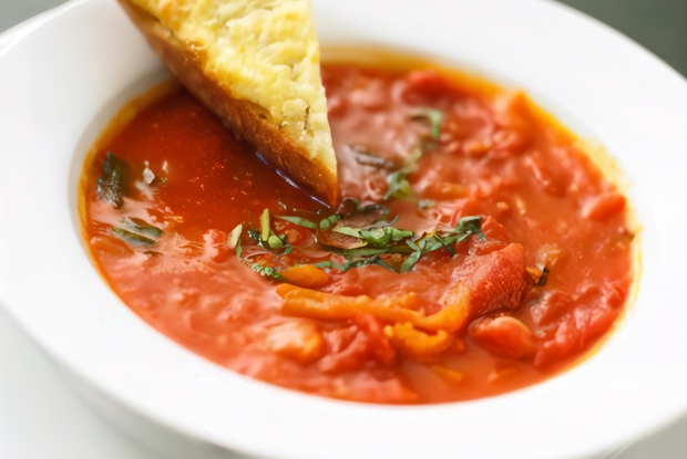 Суп из томатов с копченым беконом с чесночными гренками