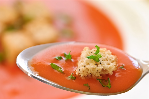 Суп из запеченных в духовке помидоров с базиликом и оливковыми гренками