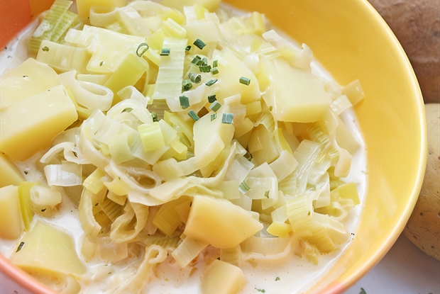 Суп картофельный с луком-пореем и кислым молоком
