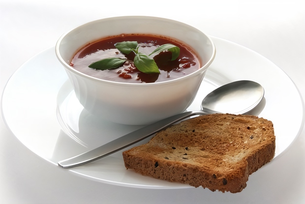 Суп-пюре из артишоков и фасоли с теплым хлебом с фетой, черри и базиликом