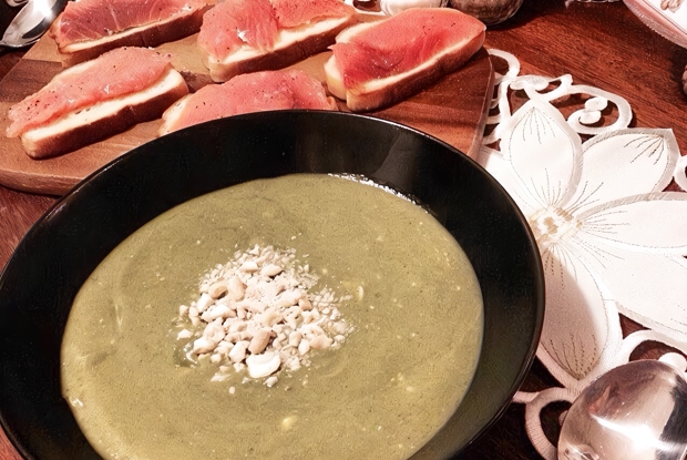 Суп-пюре из брокколи и шпината с плавленым сыром