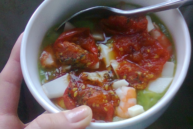 Суп-пюре из кабачков с креветками, запеченными помидорами черри и козьим сыром