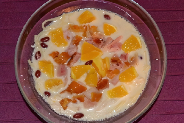 Суп со сливочным плавленым сыром, копченой курицей и апельсинами