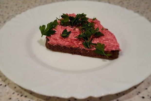 Свекла с куриным яйцом, плавленым сыром и майонезом