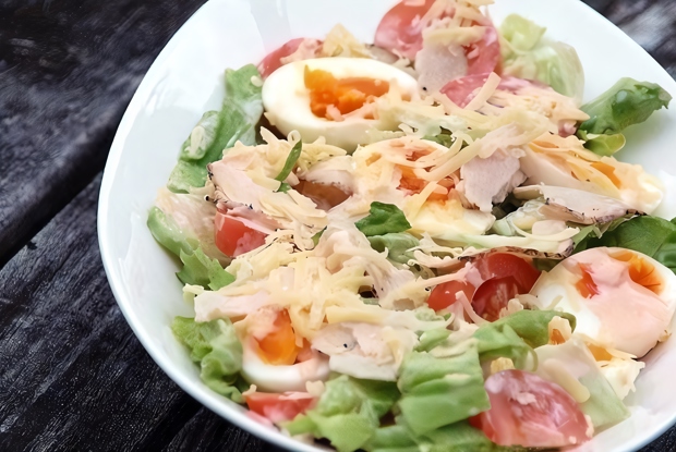 Свежий зеленый салат с курицей, овощами и сыром