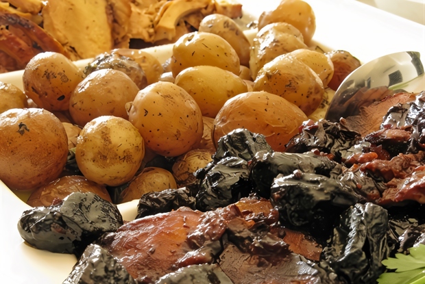 Свинина, печенная с картофелем и черносливом