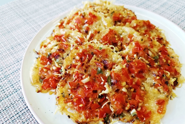 Сырные чипсы с томатом и базиликом