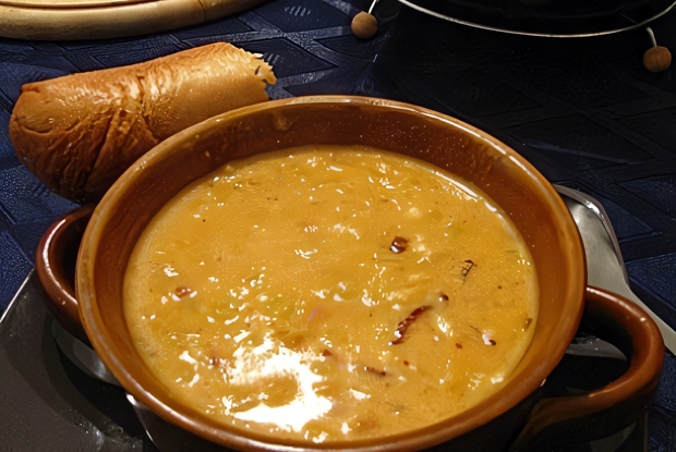 Сырный суп-пюре с гренками, луком и зеленью