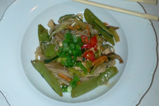 Тайская рисовая лапша с курицей и овощами