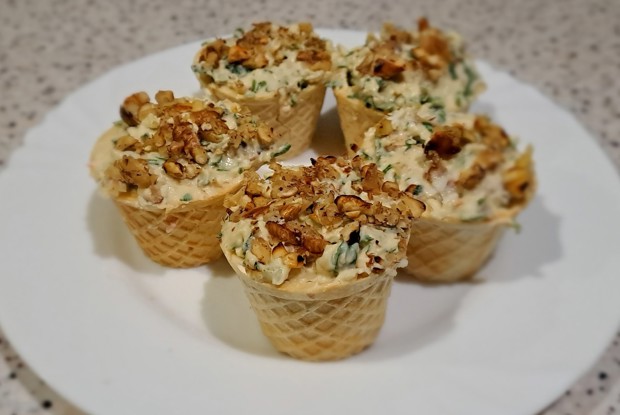 Тарталетки с плавленым сыром и грецкими орехами