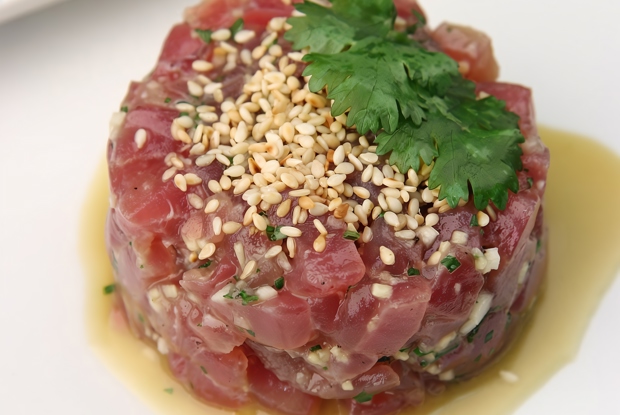Тартар из дикого тунца с имбирно-медовым соусом и семенами кунжута