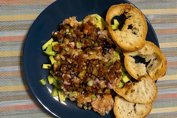 Тартар из лосося с авокадо и огурцом