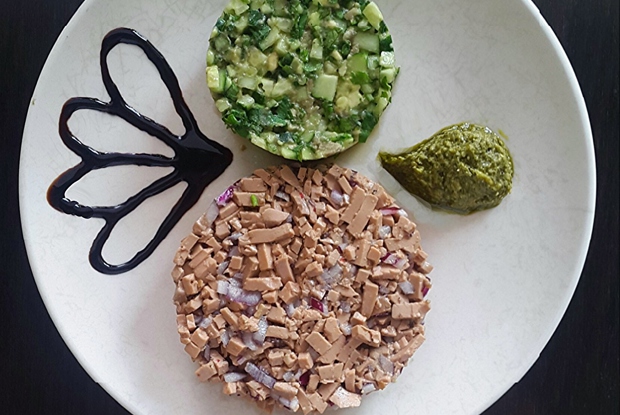 Тартар из печени трески с зеленым салатом