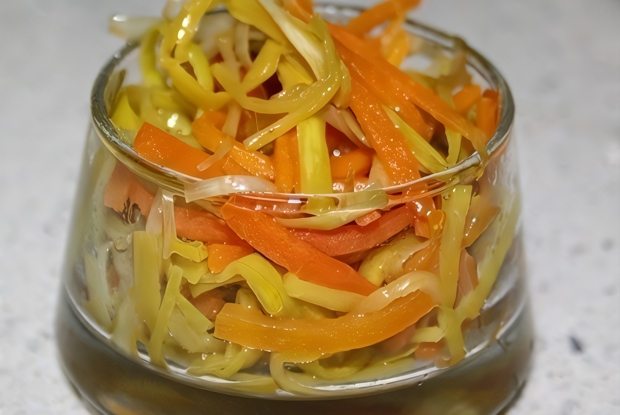Теплый салат из моркови и лука-порея