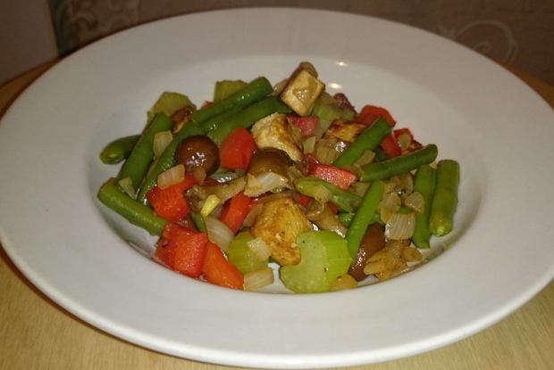 Теплый салат из овощей и тофу