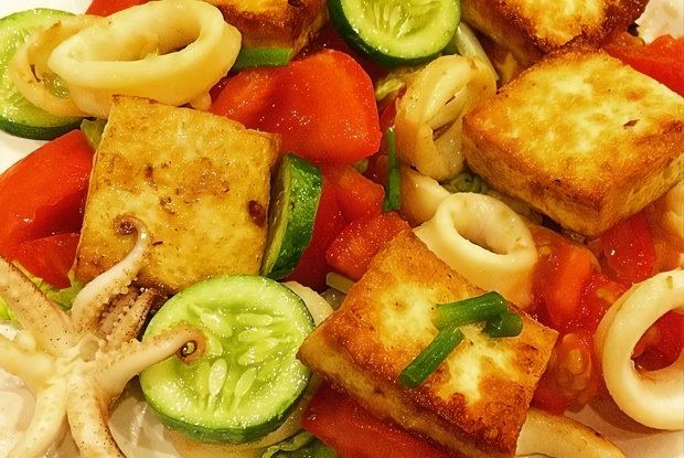 Теплый салат с кальмарами и тофу