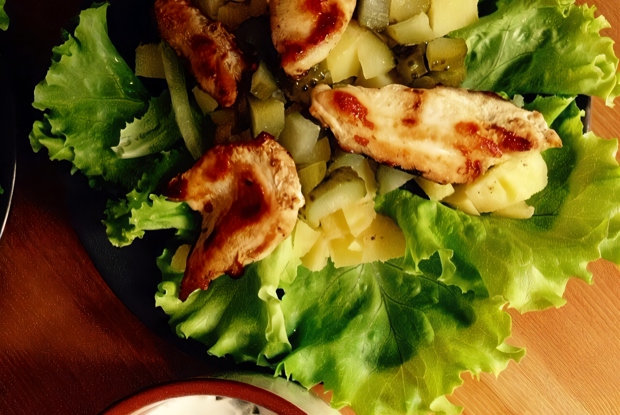 Теплый салат с курицей и соусом из корнишонов