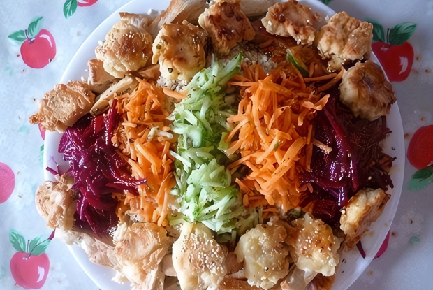 Тертый овощной салат радуга с оладьями, сыром Фета и сезамом от Джейми Оливера