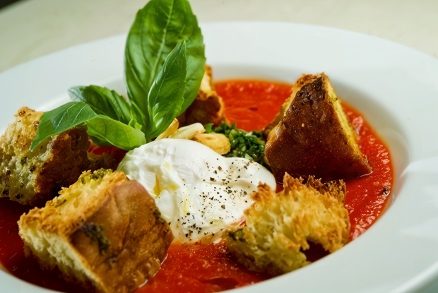 Томатный крем-суп с тосканскими гренками и яйцом пашот